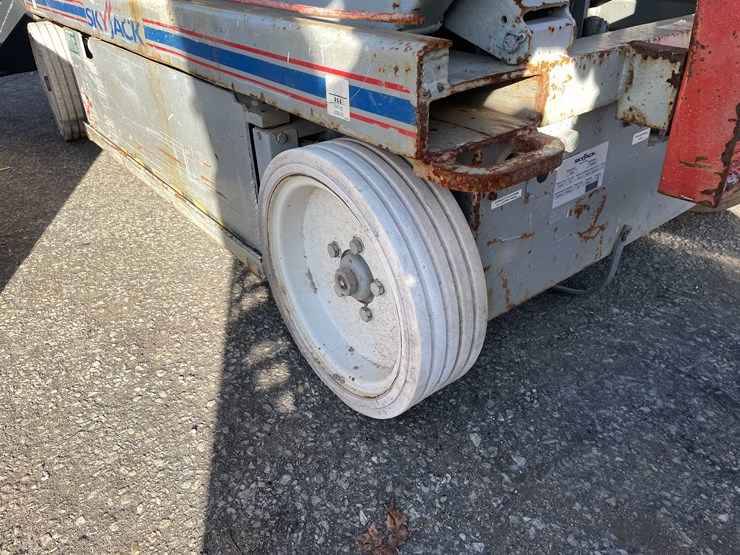 #6230-•-skyjack-4632-scissor-lift-(o9)-image-7