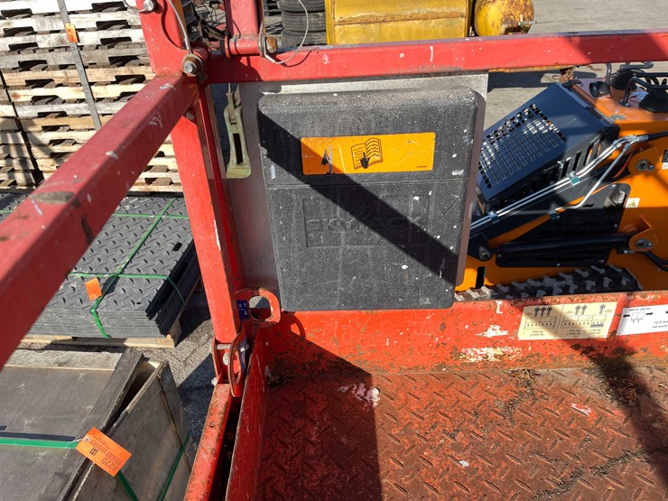 #6230-•-skyjack-4632-scissor-lift-(o9)-image-17