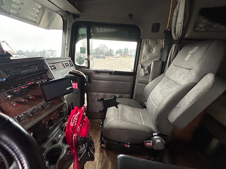 2005-kenworth-w900l-image-17