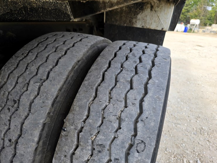 2005-peterbilt-320-image-78