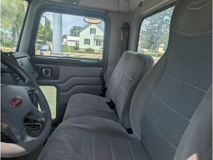 peterbilt-335-image-21