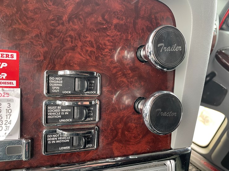 #1043-•-2009-freightliner-semi-(wi-title-in-delay)-image-33