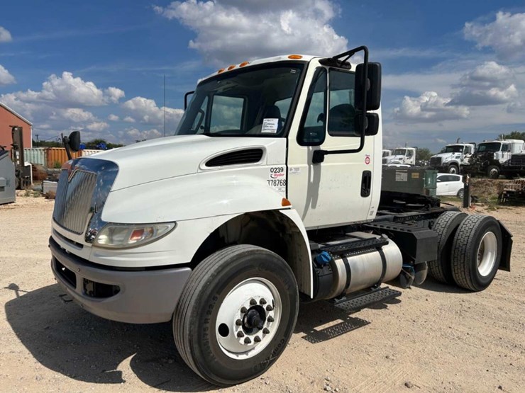 international-durastar-4400-image-1