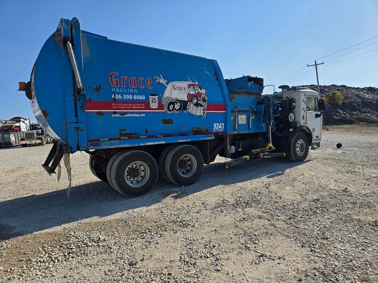 2013-peterbilt-320-image-19