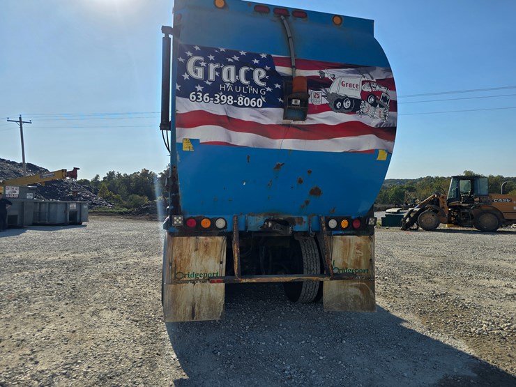 2013-peterbilt-320-image-15