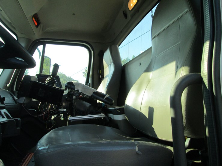 2016-freightliner-108sd-image-36