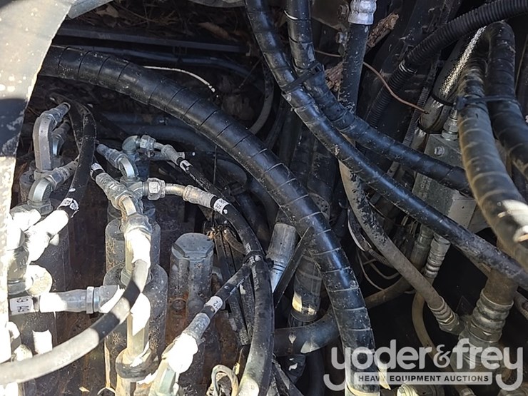 2021-case-cx210-lc-image-88