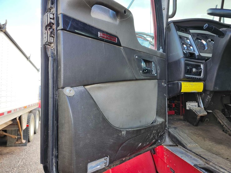 2011-kenworth-t800-image-21