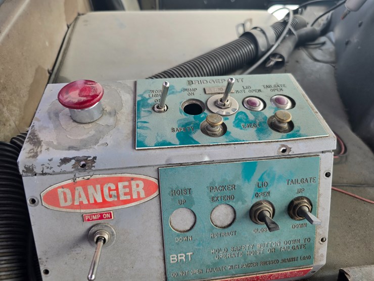 2003-peterbilt-320-image-60