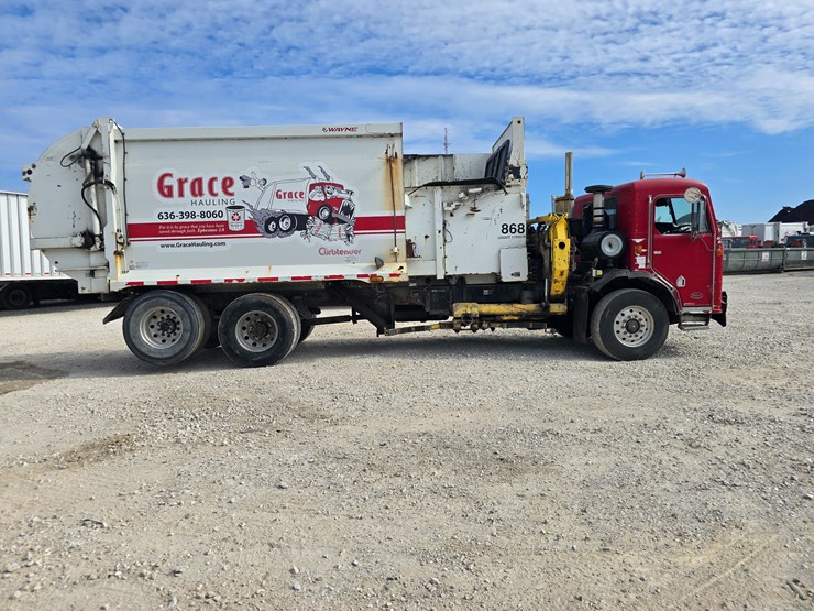 2003-peterbilt-320-image-32