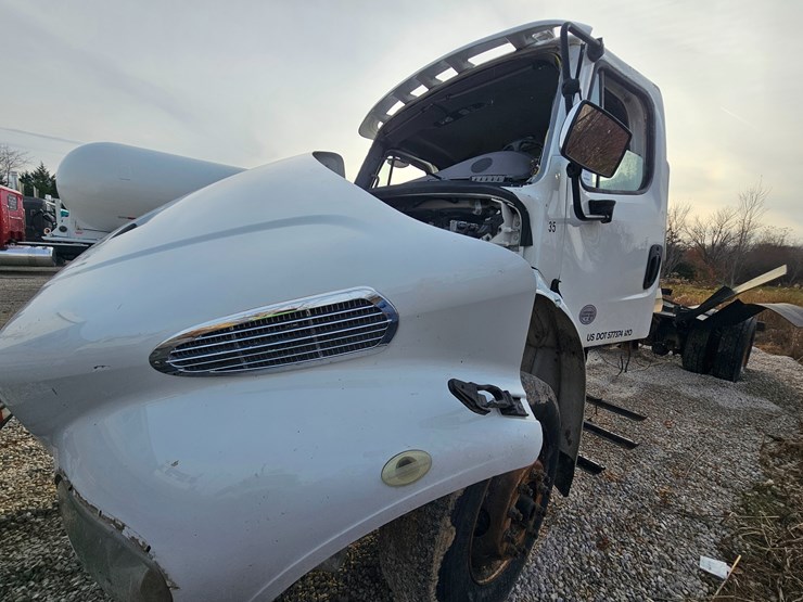 2019-freightliner-m2-106-image-13