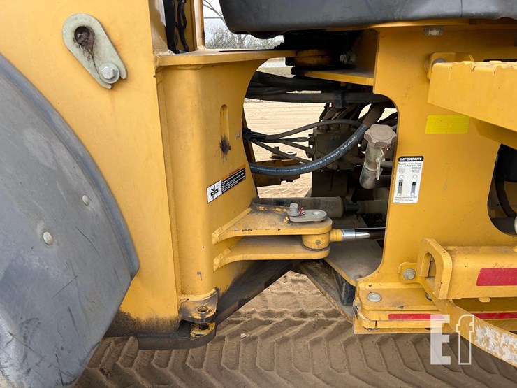 2011-deere-544k-image-18