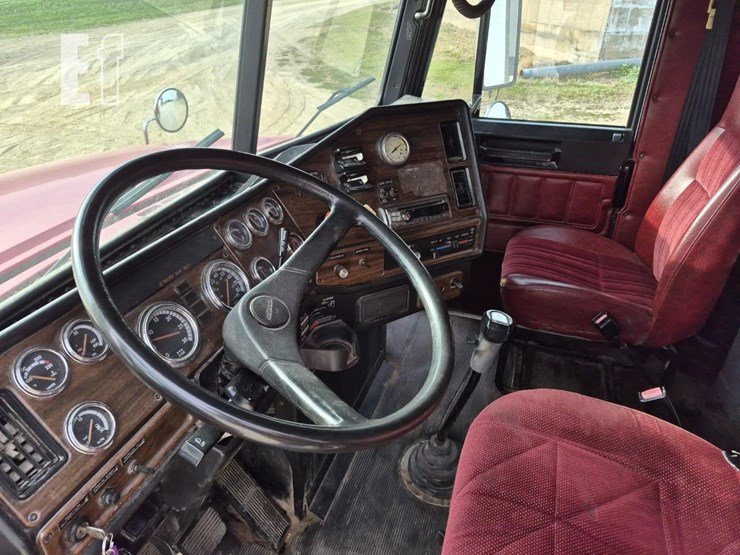 freightliner-fld120-image-12