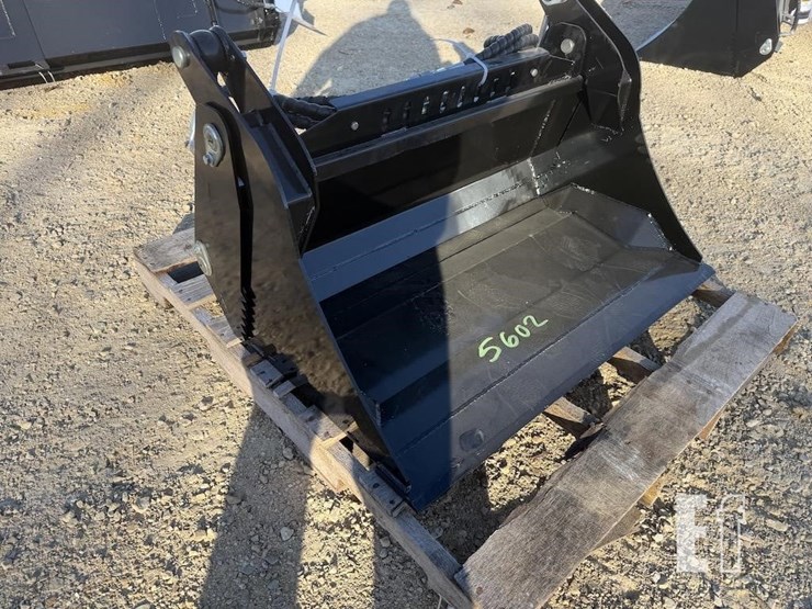 mini-skid-steer-4-in-1-bucket-image-1