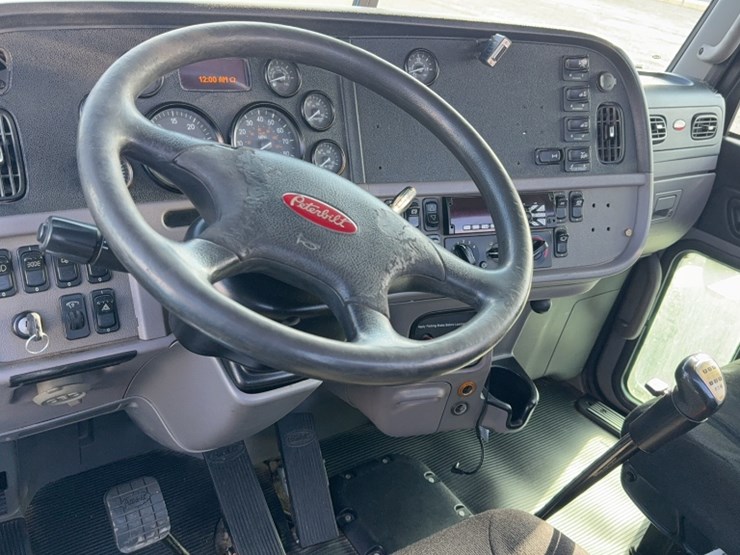 2018-peterbilt-389-image-16