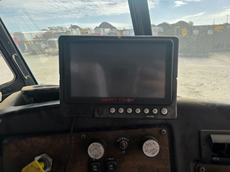 2003-peterbilt-320-image-55