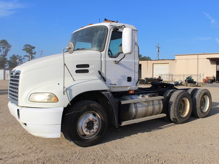 2007-mack-ch613-image-1