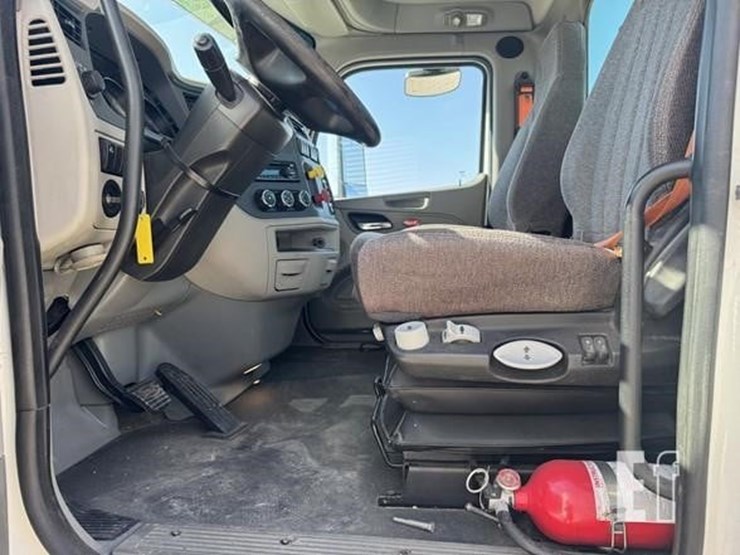 2019-peterbilt-579-image-10