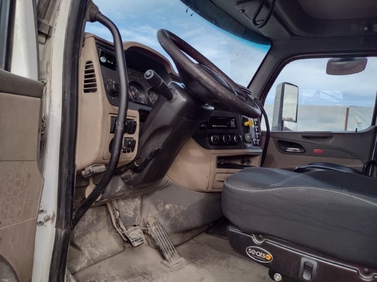 peterbilt-567-image-11