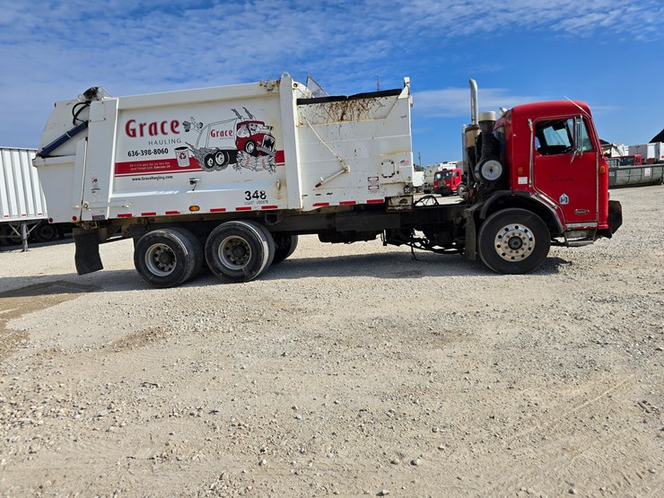 2003-peterbilt-320-image-37