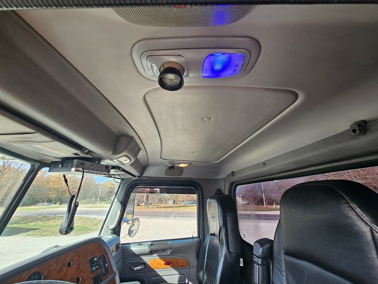 2009-peterbilt-365-image-71