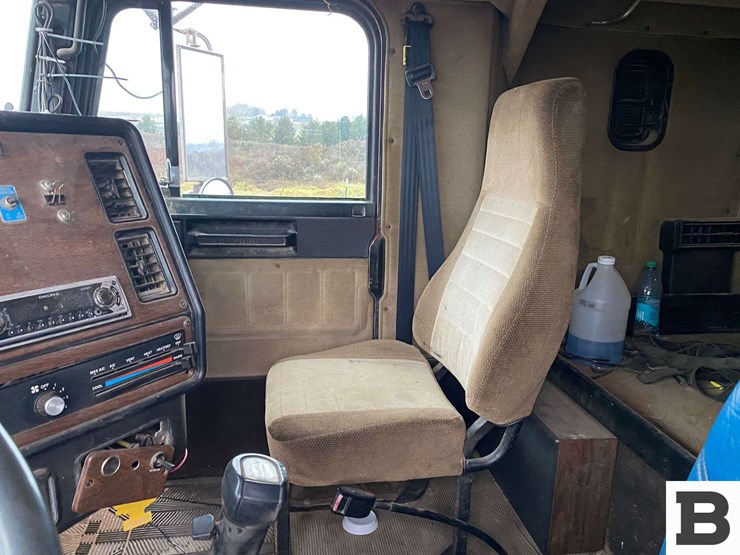 1993-freightliner-fld120-image-58