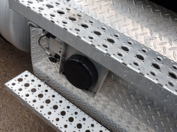 2020-freightliner-cascadia-126-image-5