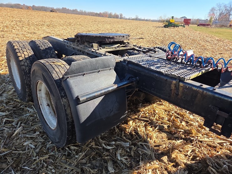 1988-freightliner-day-cab-semi-image-29