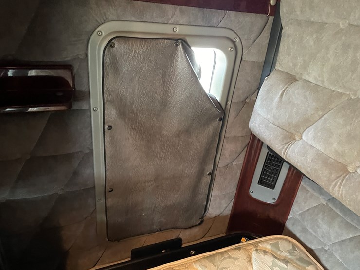 #1043-•-2009-freightliner-semi-(wi-title-in-delay)-image-62