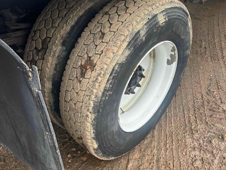 2016-freightliner-business-class-m2-106-image-15