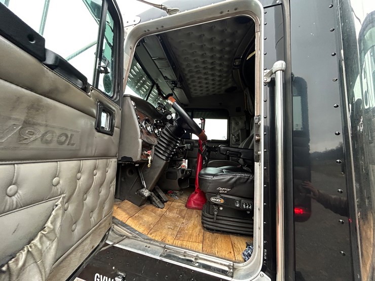 2005-kenworth-w900l-image-15