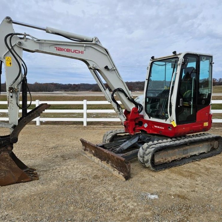 #3422 • Takeuchi TB260 Excavator
