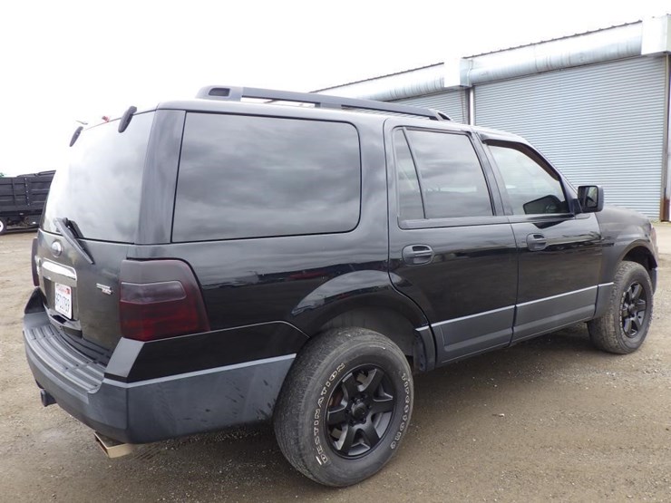 2011-ford-expedition-image-3