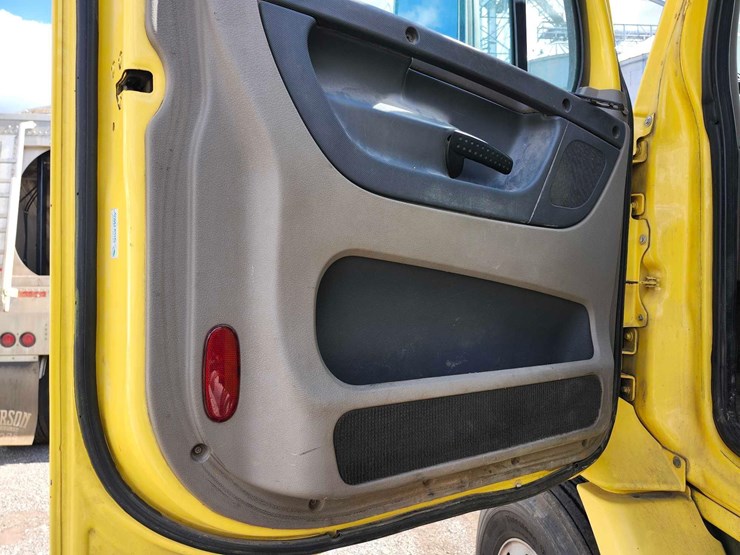 2016-freightliner-semi,-tag-#646-image-16