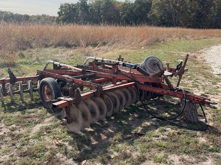 14ft-pull-type-hyd.-disk,-tandem-axle,-newer-tires,-newer-cylinder,-was-using-this-fall,-now-needs-a-new-bearing-and-shaft-on-front-left-side-image-2