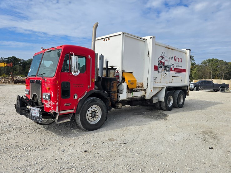 2005-peterbilt-320-image-3