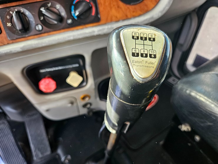 2009-peterbilt-365-image-77