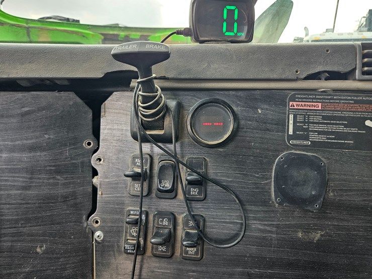 freightliner-columbia-112-image-79