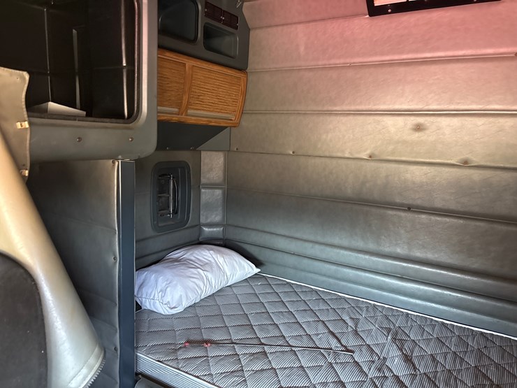 2002-peterbilt-379-image-16