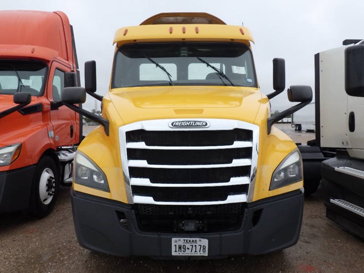 2019-freightliner-cascadia-126-image-2