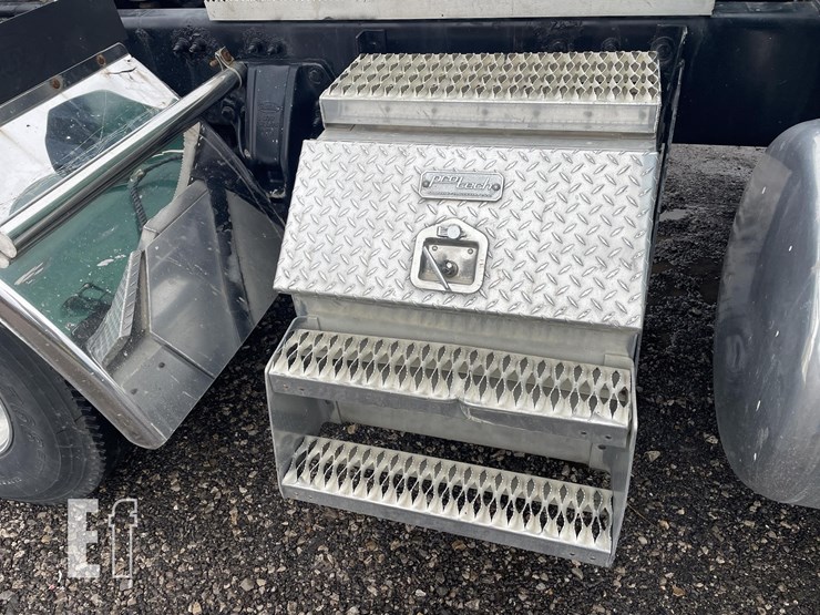 2009-peterbilt-386-image-13