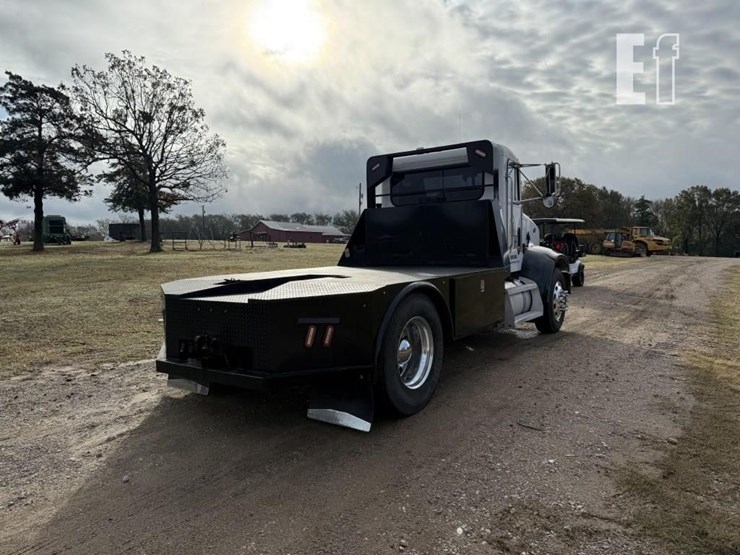 peterbilt-330-image-5