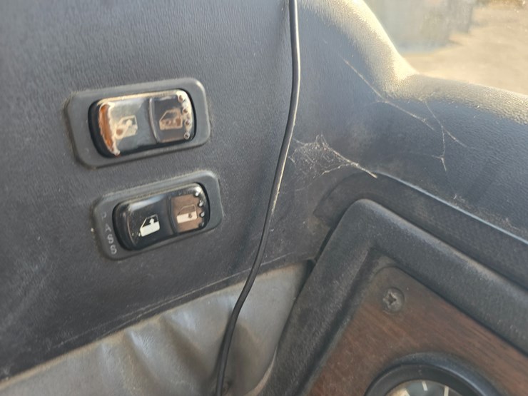 2013-peterbilt-320-image-48