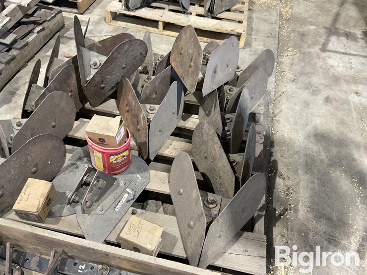 hiniker-16-row-hiller/ridger-attachments-image-11