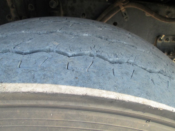 2016-freightliner-108sd-image-23