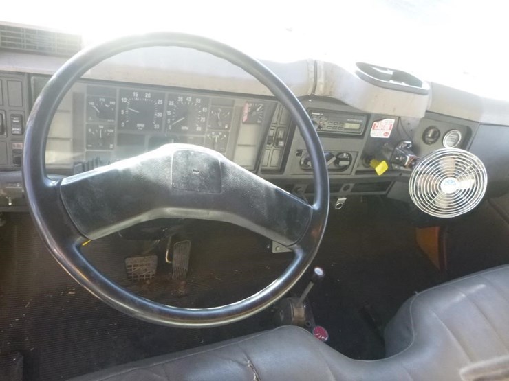 2001-international-4700-image-12