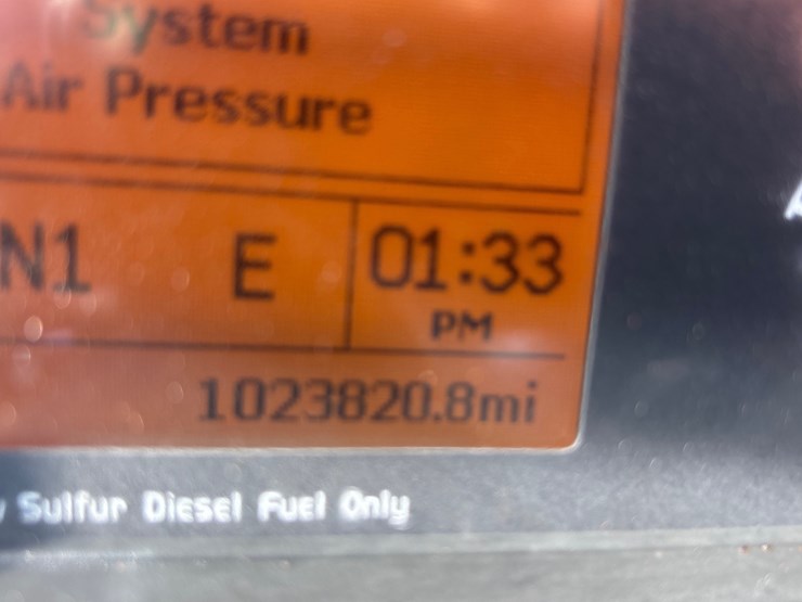 2016-volvo-vnl64t300-image-12