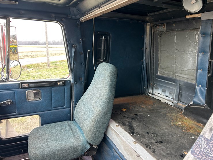 #95-•-volvo-semi-image-62