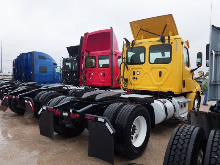 2020-freightliner-cascadia-126-image-8