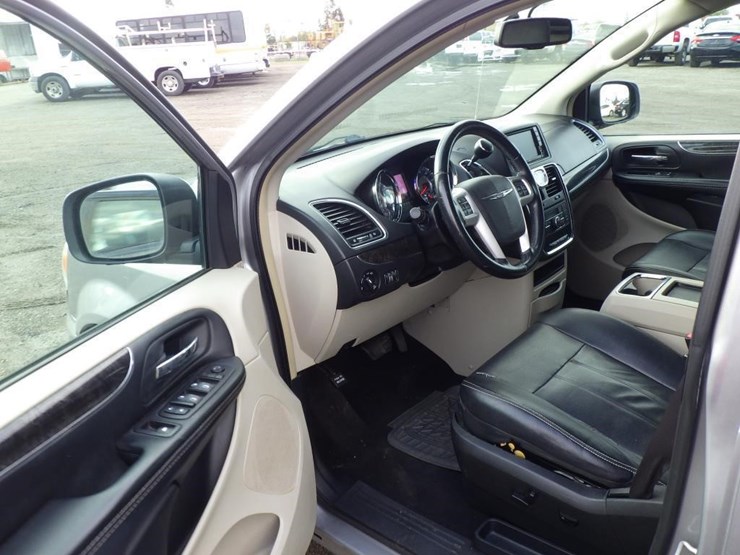 chrysler-town-&-country-image-5